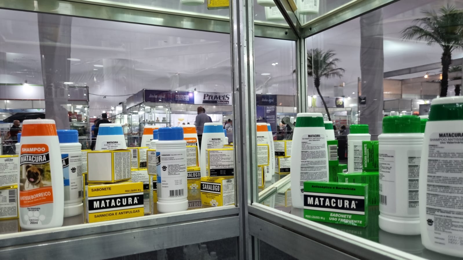 Produtos veterinários da Matacura expostos na feira Amigos Pet Brasil em Araraquara